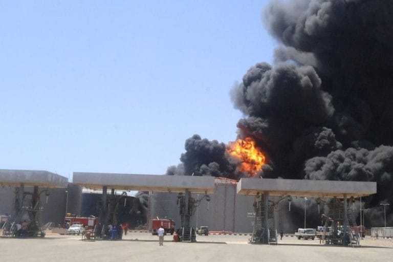 النيران تشتعل في إحدى خزانات الوقود ببورتسودان بعد قصفها بالمسيرات من قبل قوات الدعم السريع مايو 2025 - رويترز