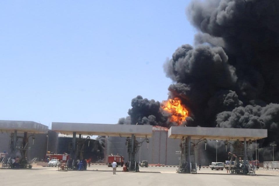 النيران تشتعل في إحدى خزانات الوقود ببورتسودان بعد قصفها بالمسيرات من قبل قوات الدعم السريع مايو 2025 - رويترز